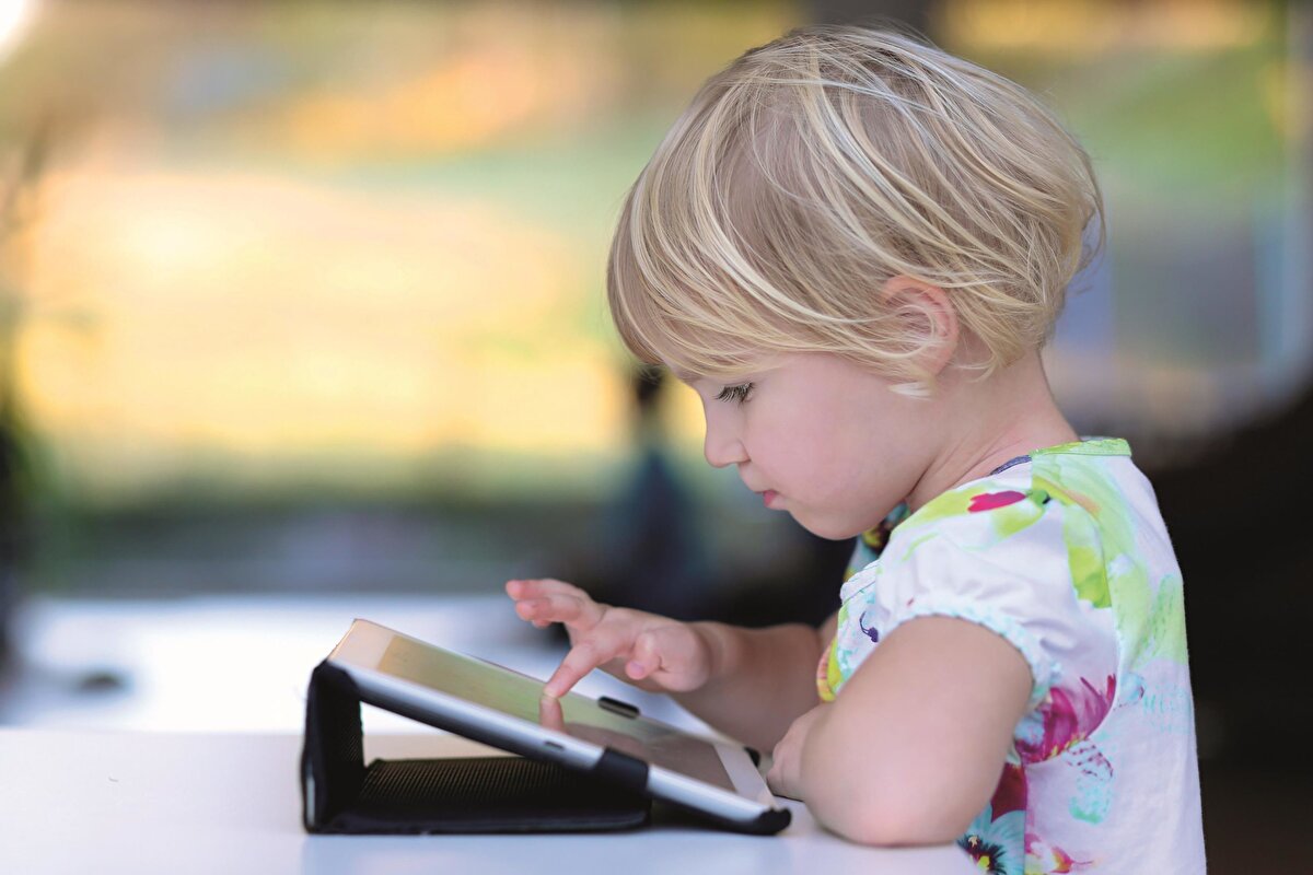 Roblox’un en dikkat çeken özellikleri şunlardır:<br><br>- Kullanıcı tarafından oluşturulan içerik (UGC): Oyundaki içeriklerin büyük bölümü oyuncular tarafından tasarlanır.<br><br>- Sanal para birimi (Robux): Oyunda kıyafet, aksesuar, güçlendirme gibi ürünler Robux ile satın alınır.<br><br>- Çocuklar için popüler: Roblox, 13 yaş altı kullanıcıların güvenliği için bazı içerik ve sohbet filtreleme sistemlerine sahiptir.<br><br>Ancak platform zaman zaman denetimsiz içerikler nedeniyle eleştirilerin odağında yer alıyor. Bu nedenle bazı ülkelerde erişim kısıtlamaları ya da denetimler gündeme gelebiliyor.