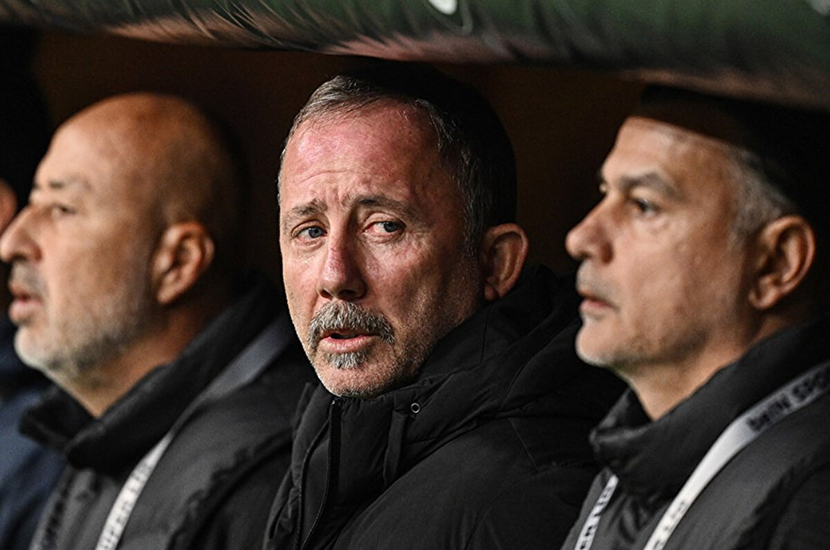 (Galatasaray, Trabzonspor maçını kayıpsız atlatırsa son 3 hafta kala şampiyon denebilir mi?) Tabii canım. Daha ondan sonra konuşacak bir şey yok artık.<br>