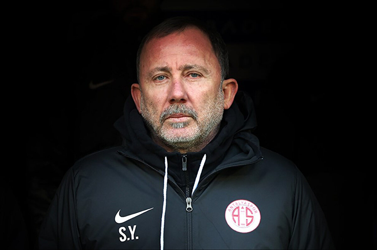 Sergen Yalçın, Ekol TV ekranlarında Süper Lig'deki şampiyonluk yarışında düğümü çözecek maça dair tahminde bulundu. Sergen Yalçın'ın açıklamaları şöyle:<br>