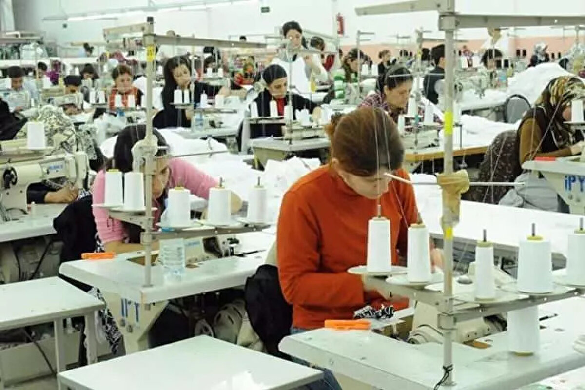 Bangladeş’teki tekstil üreticileri yüzde 37 olarak açıklanan gümrük vergisi nedeni ile ABD’li alıcıların siparişleri dondurduğunu bildiriyor. Tekstil ve giyim ürünleri Bangladeş’in ihracatının yüzde 80’ini oluşturuyor.