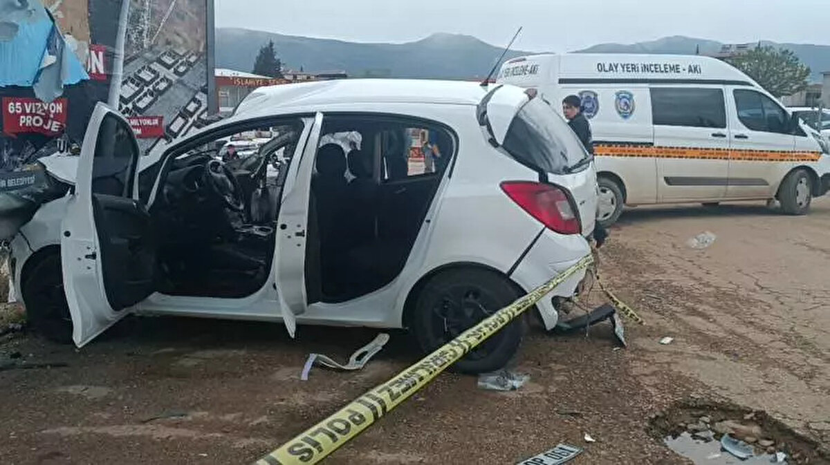 Hassa yönüne ilerleyen T.G. (52) yönetimindeki 31 ADP 06 plakalı TIR, karşı yönde gelen Mustafa Polat idaresindeki 34 KT 8311 plakalı otomobille çarpıştı. <br><br>