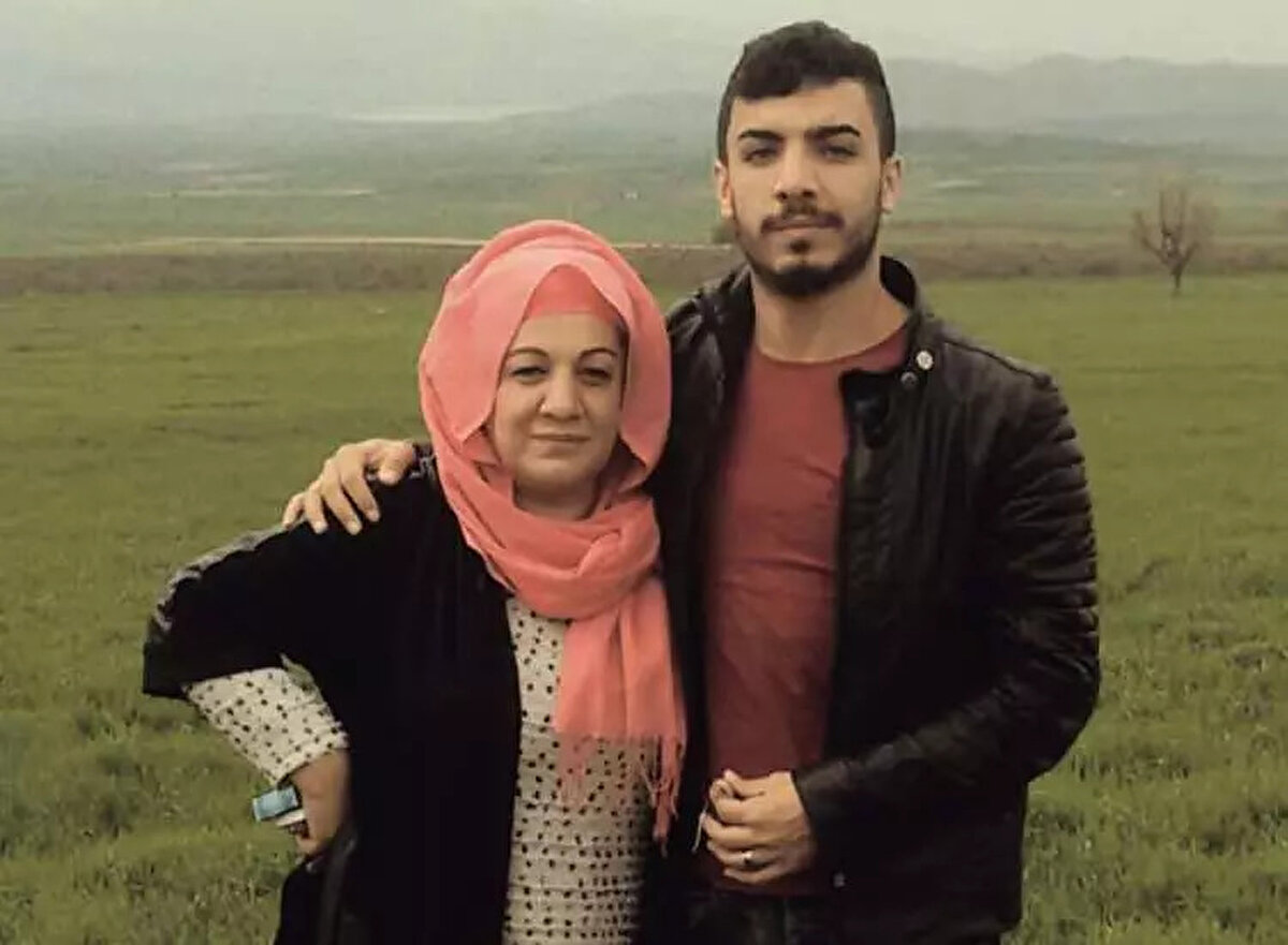 Kazada, otomobilin sürücü Mustafa Polat ile yanındaki annesi Hüsne Evren Polat yaralandı.