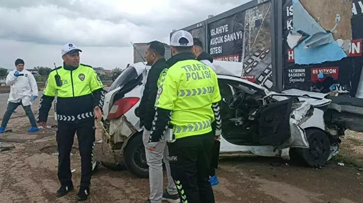 Çevredekilerin ihbarı üzerine kaza yerine polis, sağlık ve itfaiye ekipleri sevk edildi. Polis çevrede önlem alırken, itfaiye ekipleri tarafından otomobilden çıkarılan sürücü ve annesi ambulanslarla İslahiye Devlet Hastanesi’ne kaldırıldı.