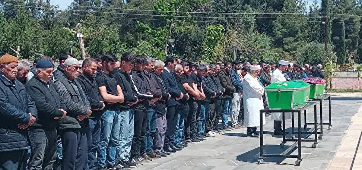 ANNE VE OĞLUNUN ACI ÖLÜMÜ<br><br>Acil serviste tedavi altına alınan Mustafa Polat ile annesi Hüsne Evren Polat, doktorların tüm çabasına kurtarılamadı.<br><br>Bir iş yerinin güvenlik kamerasına yansıyan kaza sonrası TIR şoförü T.G. gözaltına alındı.