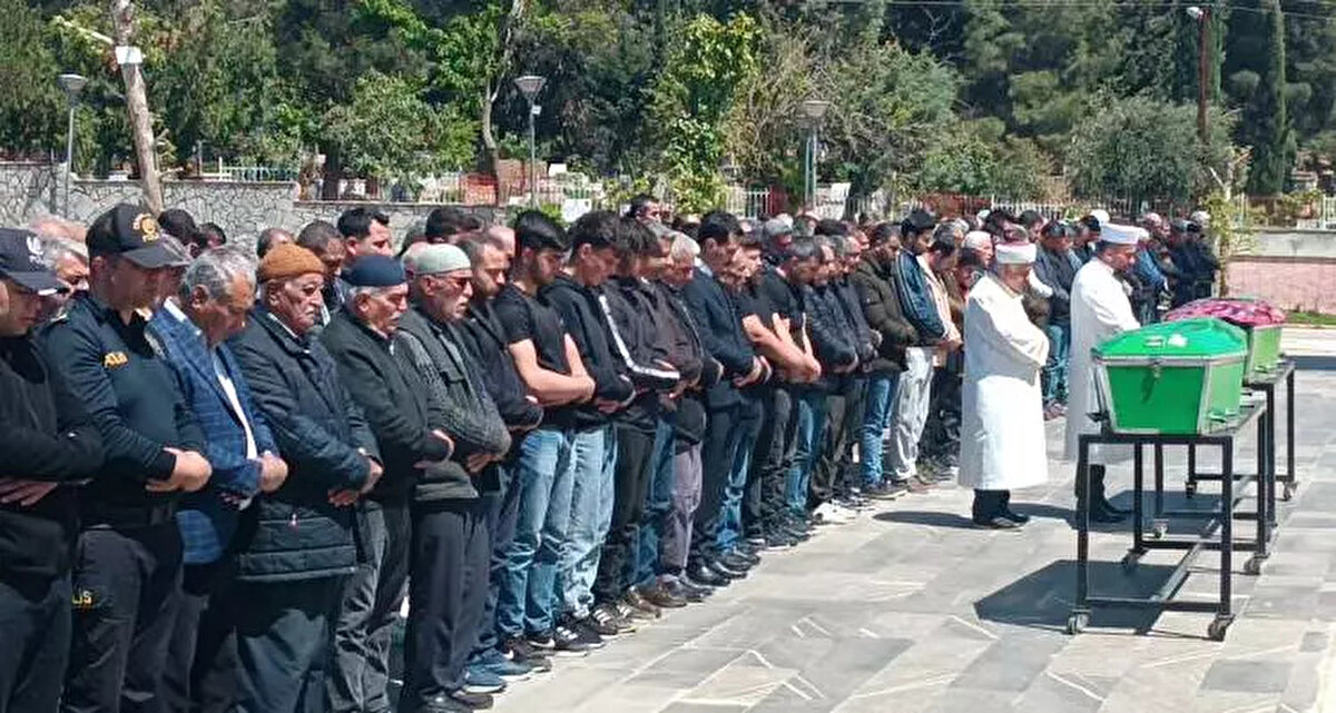 İlçe Müftüsü Mustafa Demir'in kıldırdığı cenaze namazının ardından cenazeler, İslahiye Asri Mezarlığı'nda yan yana toprağa verildi.