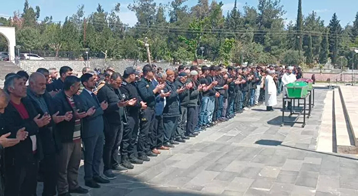 Namaza, İslahiye Kaymakamı Mehmet Soylu, İlçe Emniyet Müdürü Mehmet Taşkır ve çok sayıda kişi katıldı.