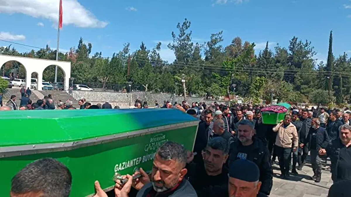 Yan yana defnedildiler