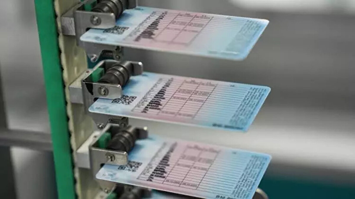 AK Parti, Karayolları Trafik Kanunu’nda önemli değişiklikler yapmak için düğmeye bastı. 200 maddeden oluşan mevcut kanunun 32 maddesi üzerinde yoğunlaşan düzenleme çalışmaları kapsamında, trafik ihlallerine yönelik cezalarda büyük artışlar planlanıyor.