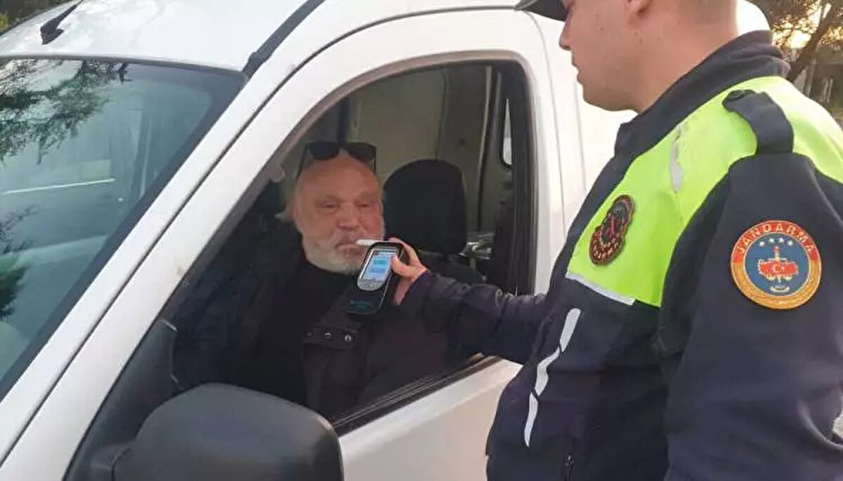 Sürücülerin hız kurallarına daha sıkı uyması için yeni cezalar yolda. Özellikle hız sınırını yüzde 30’dan fazla ve 5 kez aşan sürücüler için ehliyete el koyma süresi ciddi şekilde artırılacak.