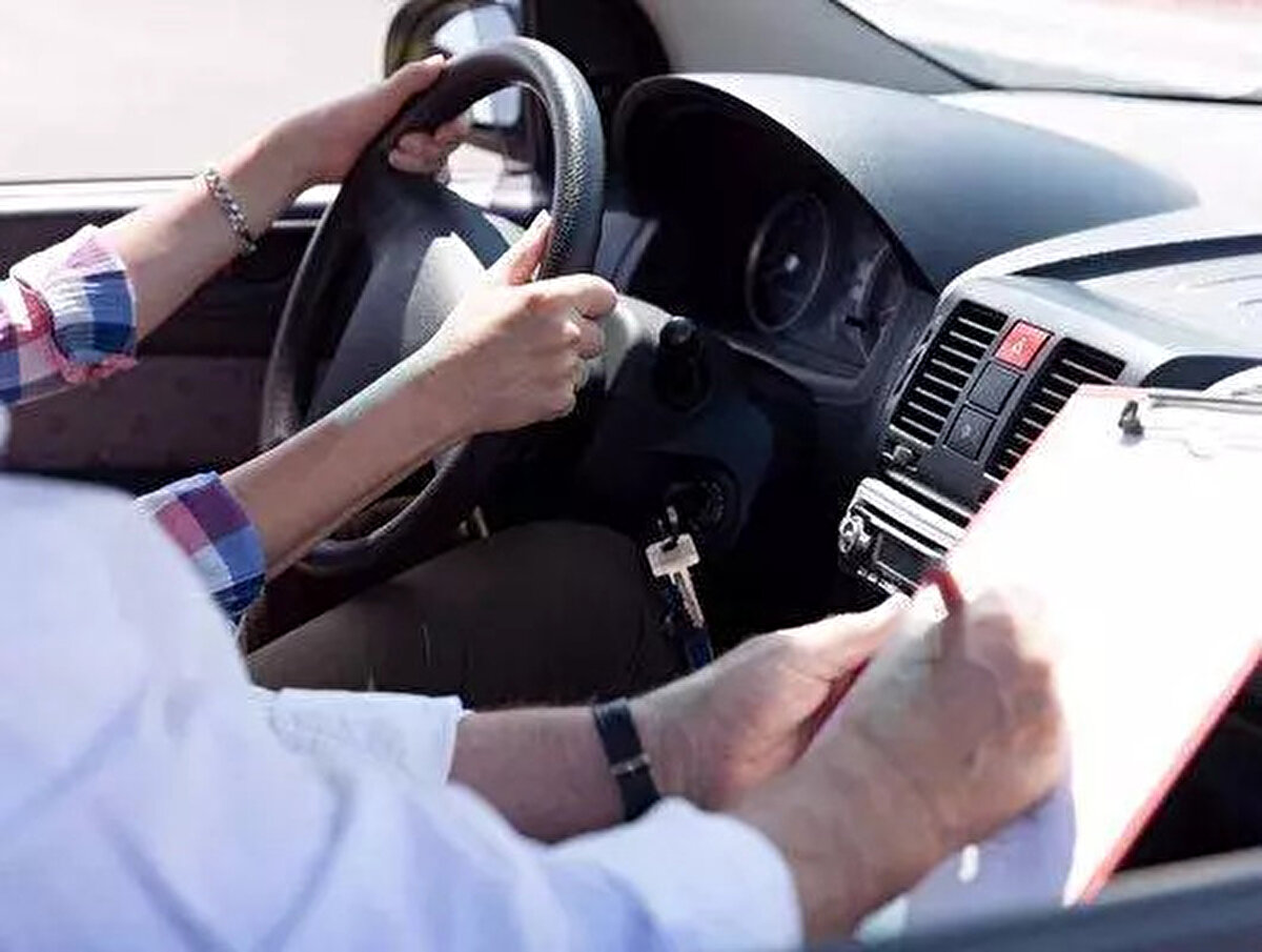 Yeni düzenlemede yaşlı sürücüler için de önemli yenilikler bulunuyor. 65 yaş üstü vatandaşlar için her yıl fiziksel ve psikolojik yeterlilik testlerine girme zorunluluğu getirilmesi gündemde. Testleri geçemeyen sürücüler trafikten ömür boyu men edilebilecek.