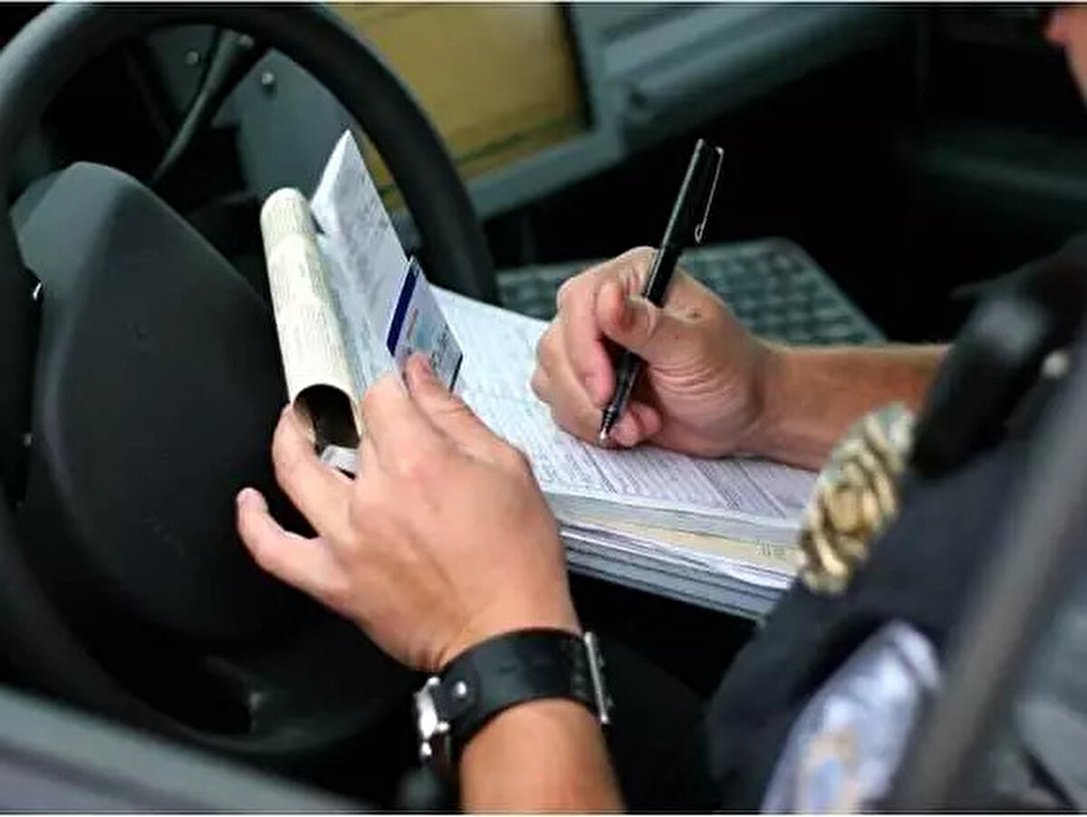 Ayrıca, üst sınırı 5 yıl olan ehliyete el koyma cezasının 10 yıla kadar artırılması da gündeme geldi. Uyuşturucu veya uyarıcı madde etkisinde olduğu belirlenen sürücüler içinse ehliyete el koyma süresi 10 yıla kadar çıkarılabilecek.