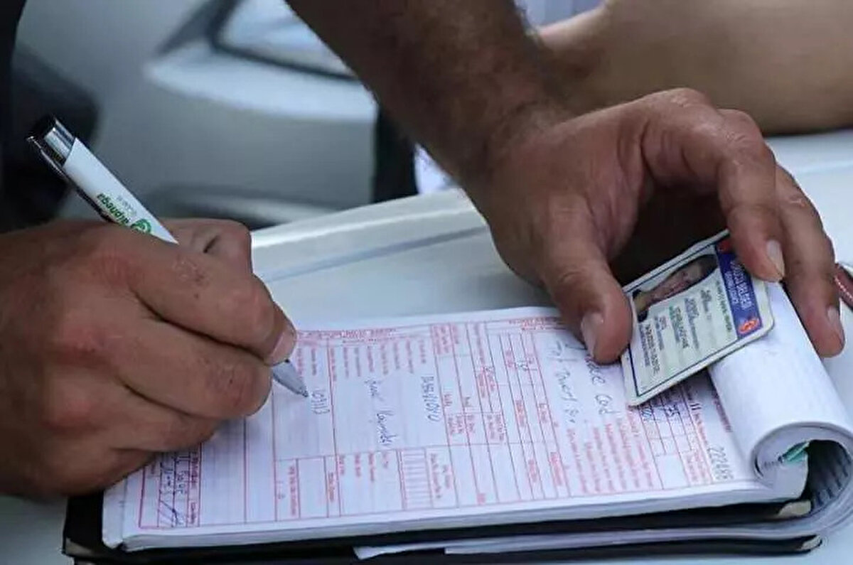 Trafikte en tehlikeli ihlallerden biri olan alkollü ve uyuşturucu etkisi altındayken araç kullanımı için de cezalar katlanıyor. Mevcut uygulamada 0.50 promilin üzerinde alkol tespit edilen sürücülerin ehliyetine 6 ay el konulurken, bu sürenin 1 yıla çıkarılması planlanıyor.<br><br>