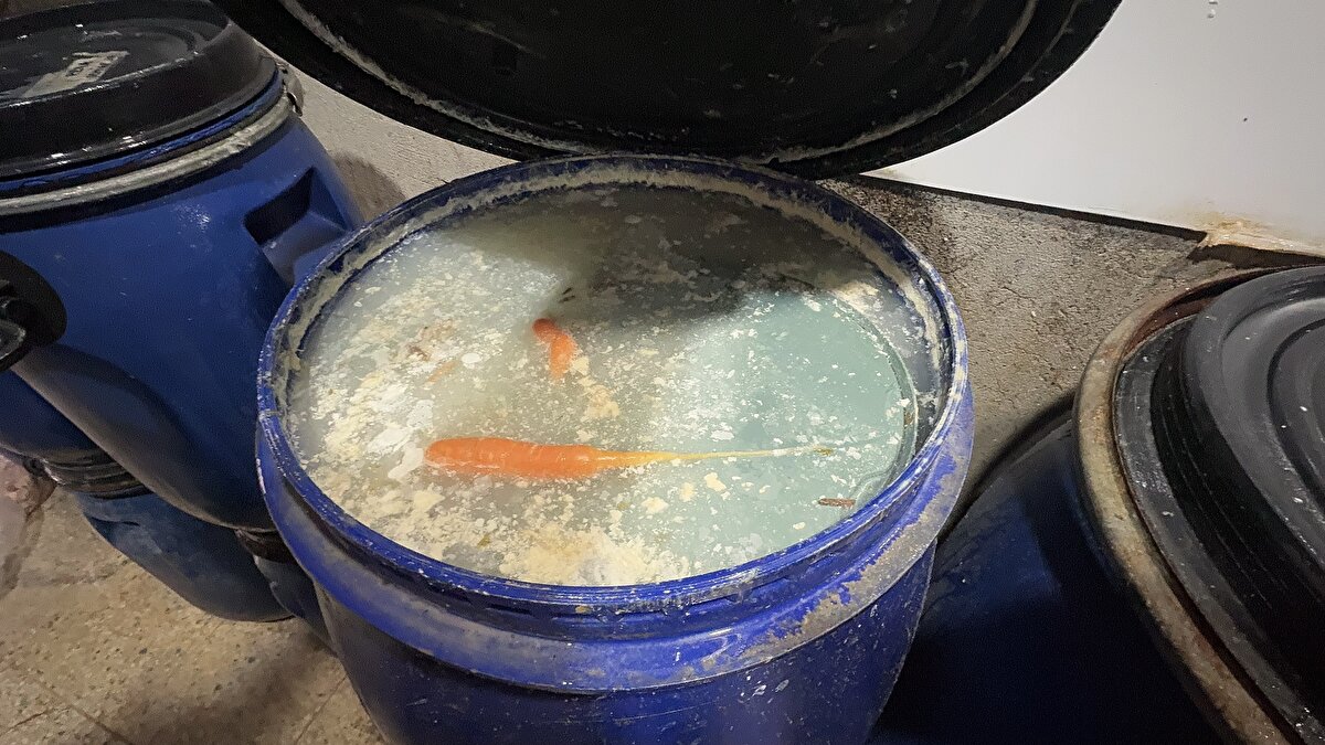 İmalathanede incelemelerde bulunan Kilis Belediye Başkanı Hakan Bilecen, gazetecilere, işyerinde hijyen kurallarına uyulmadığını söyledi.