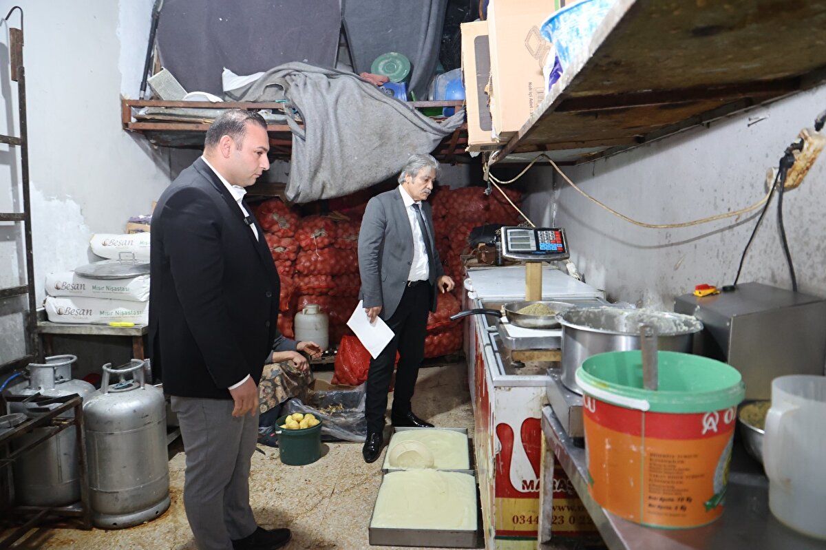 Denetlemelerin sıklıkla devam edeceğini belirten Bilecen, "İmalathaneye ihbar üzerine geldik. Geldiğimizde tavukların ve tavuğun yanında kullandıkları sosların yerlerde olduğunu gördük.