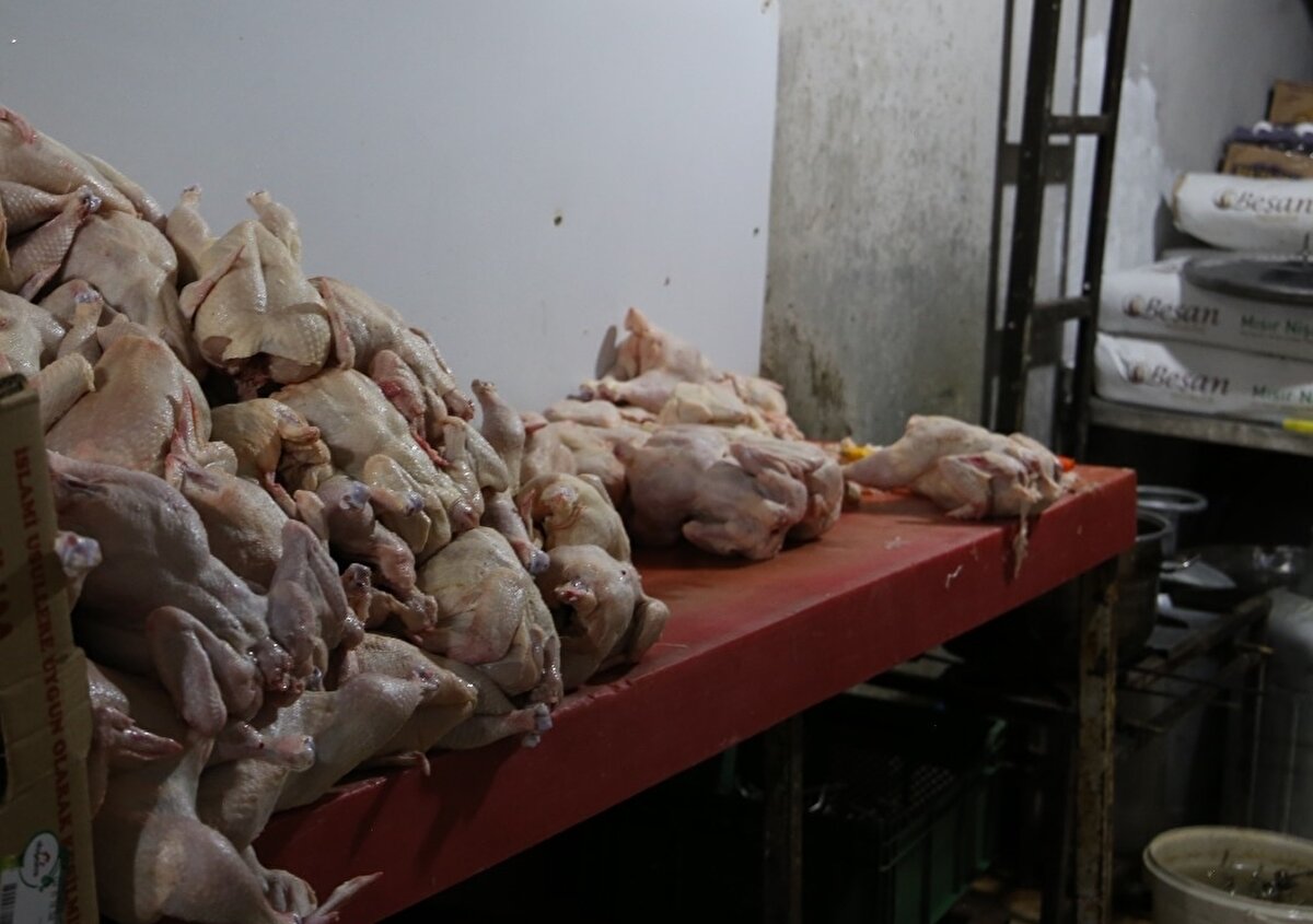 Yavuz Sultan Selim Mahallesi'nde döner imalathanesinde denetim yapan Kilis Belediyesi Zabıta Müdürlüğü ekipleri, imalathanede hijyen kurallarına uyulmadığını tespit etti.