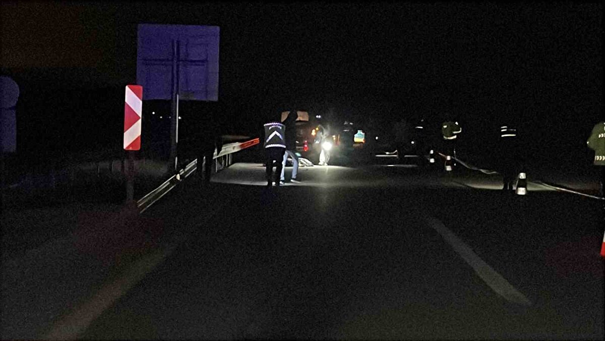 Edinilen bilgiye göre, saat 22.00 sularında Doğubeyazıt’tan İzmir’e gitmekte olan 34 JB 2069 plakalı Ağrı Vip firmasına ait yolcu otobüsünün şoförü A.K., Sivas Otogarı’na 20 kilo metre kala tam olarak tanımlayamadığı bir şeye çarptı.