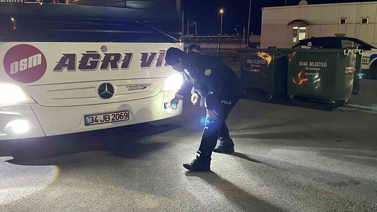 Otobüste çarpma izine rastlamayan ekipler, sürücünün olayın gerçekleştiğini iddia ettiği Sivas-Erzincan karayolu Hafik ilçesi Göydün köyü yakınlarında yaralı aradı.