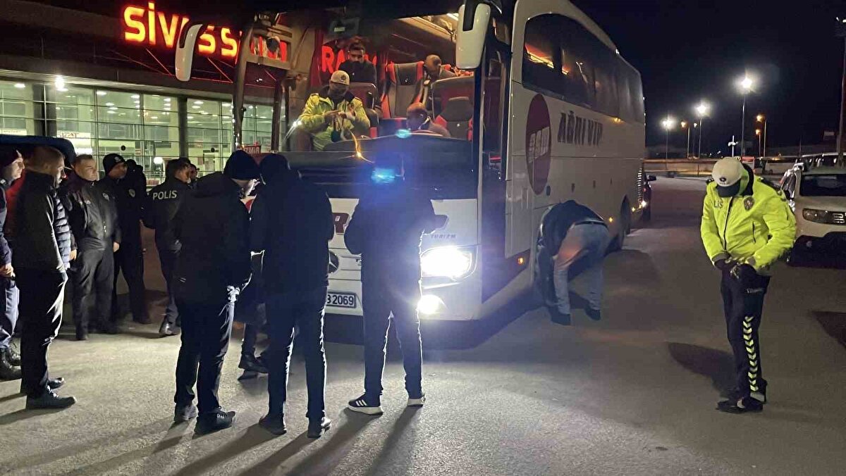 Aramalar sırasında parçalanmış bir erkek cesedine rastlanıldı.