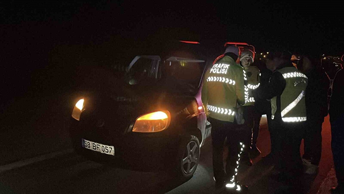 Otobüs Sivas Otogarı’na girdiğinde jandarma ekipleri sürücüyü gözetim altına alarak, otobüsün yüzeyinde ve altında inceleme yaptı.