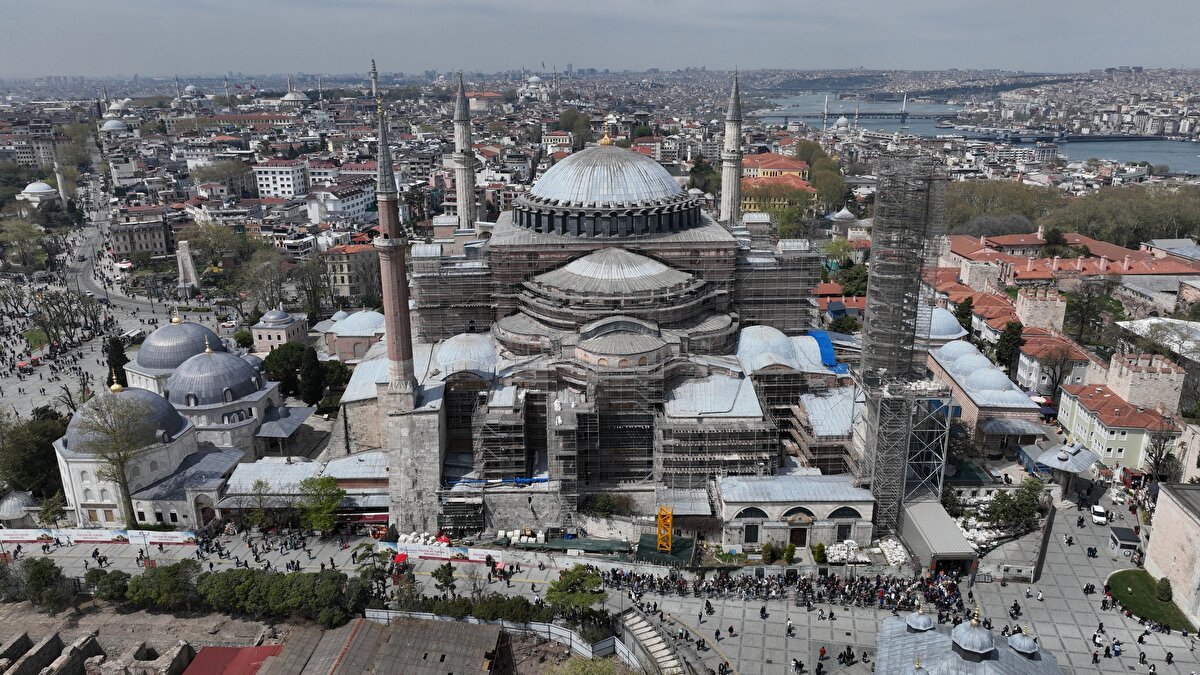 Tüm bu çalışmaların ardından Bilim Kurulu denetiminde uygulama sürecine geçildi. Bu kapsamda II. Mehmet, II. Selim, III. Murat ve Şehzadeler türbeleri ile Sıbyan Mektebi ve Muvakkithanenin restorasyonu tamamlandı. Daha önce kapalı olan galeri katı da bakım ve temizlik çalışmalarının ardından ziyarete açıldı."