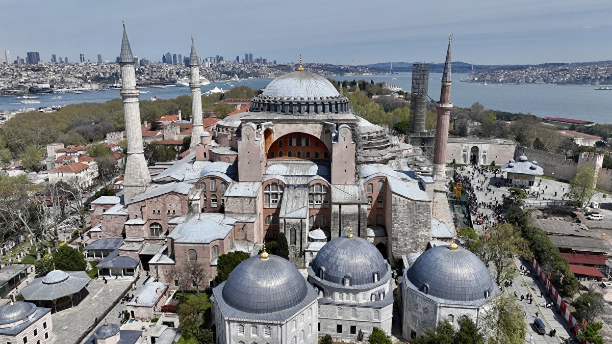 Kültür ve Turizm Bakanı Mehmet Nuri Ersoy, 1486 yıllık Ayasofya-i Kebir Cami-i Şerifi'nin ana kubbesinin tarihin en geniş ve kapsamlı restorasyon sürecine alınacağını, kubbenin depreme karşı daha dayanıklı hale getirileceğini ve yapının özgün halinin titizlikle korunacağını bildirdi.