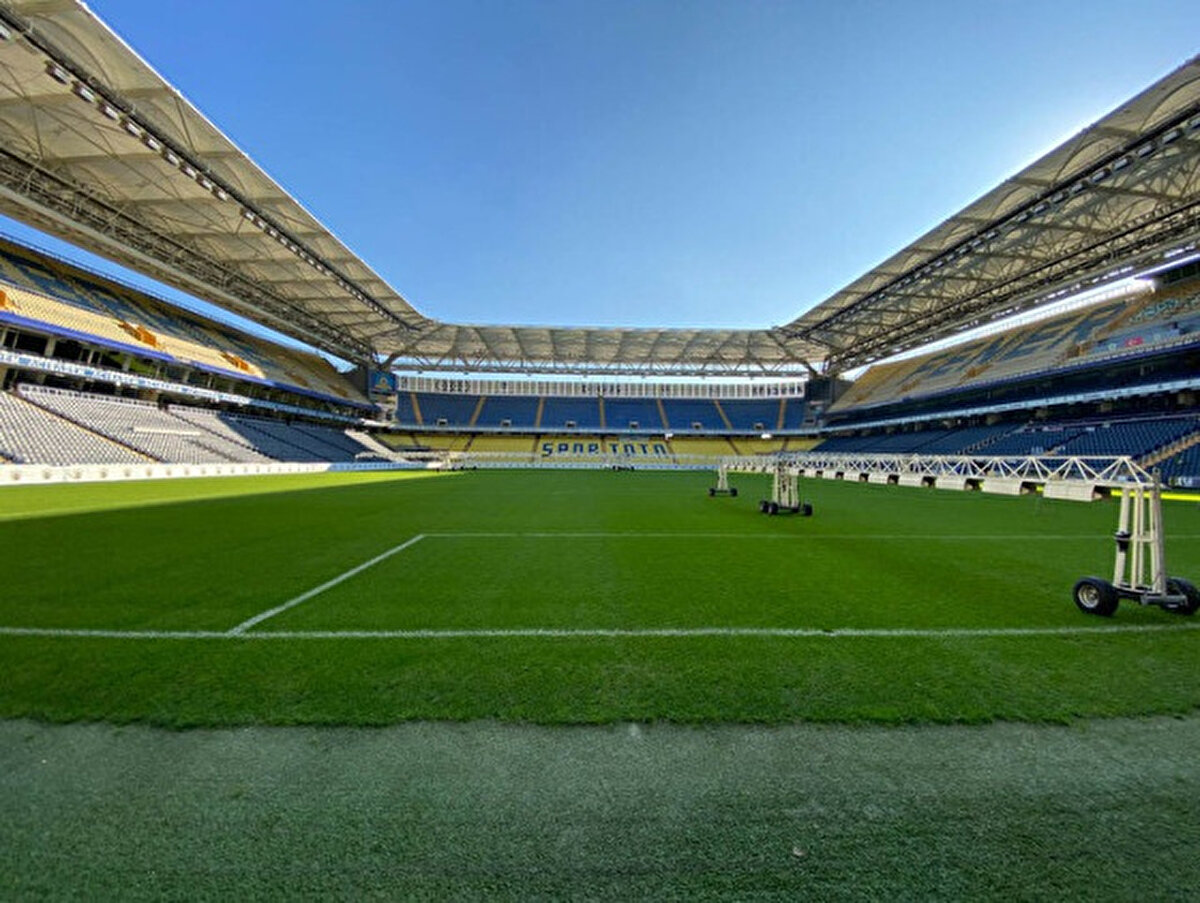 Sarı-lacivertli ekip, bu süreçte iç saha karşılaşmalarını başka bir stadyumda oynayacak. Alternatif statlar konusunda henüz resmi bir açıklama yapılmazken, İstanbul'daki çeşitli stadyumların geçici ev sahibi olarak değerlendirilmesi gündemde.<br><br>Fenerbahçe yönetiminin, taraftarların en az etkilenmesini sağlayacak bir çözüm üzerinde çalıştığı öğrenildi. Stadyum yenileme projesinin detaylarının ve geçici stat kararının önümüzdeki haftalarda resmi olarak duyurulması bekleniyor.