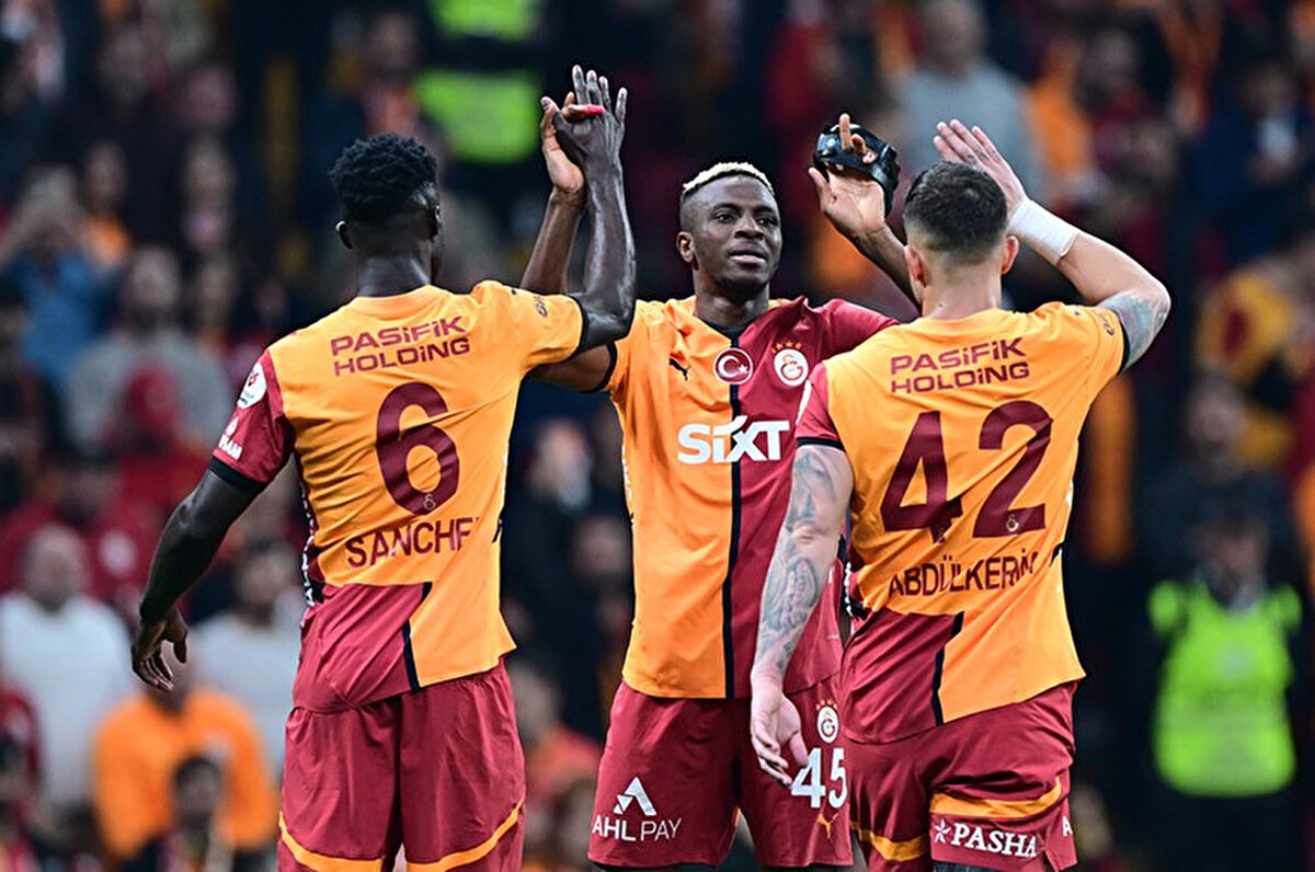 Galatasaray'ın sezon başında Napoli'den kiraladığı ve sarı kırmızılı takımın Süper Lig'deki liderliğinde büyük katkısı olan Victor Osimhen'in geleceği merak konusu olmaya devam ediyor.<br>