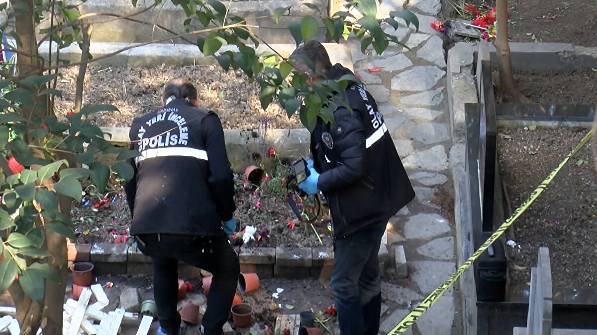 İstanbul Emniyeti'nin çalışmaları ile mezarı tahrip ettiği belirlenen D.A.(67) isimli şüphelinin kimliği tespit edildi. Şüpheli, yapılan operasyon ile gözaltına alındı.