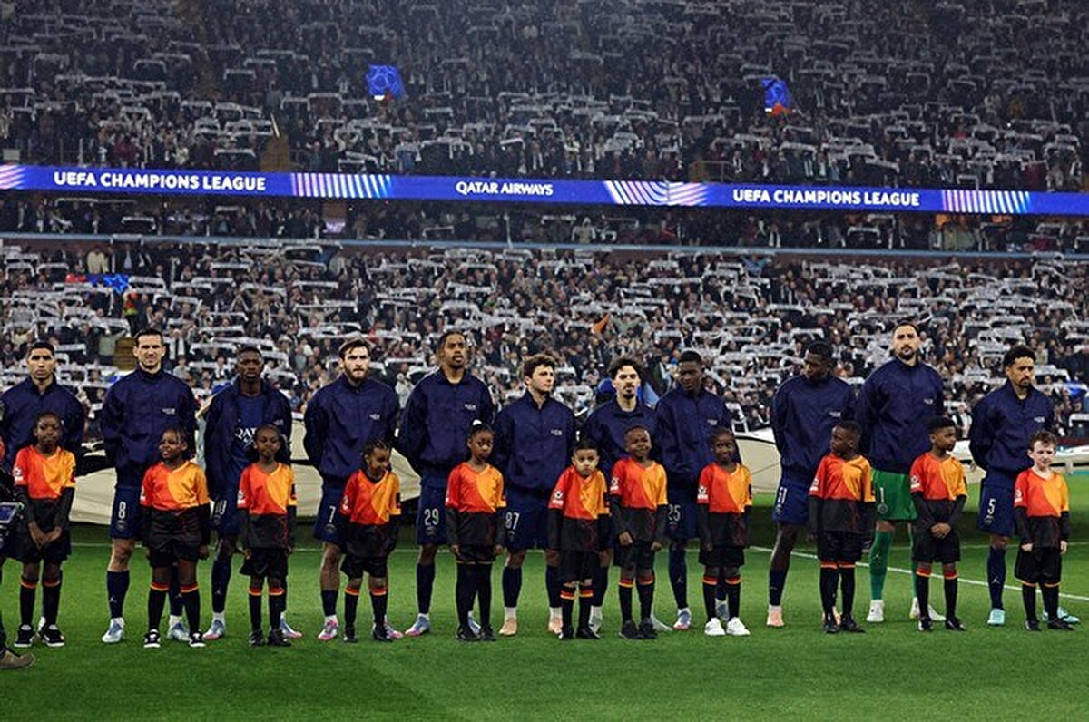 <br>Maç öncesi seremonide büyük bir hata yapılırken, özellikle PSG forması giyen futbolcuların yapılan hataya verdiği tepki gecenin en çok konuşulan konularından oldu.