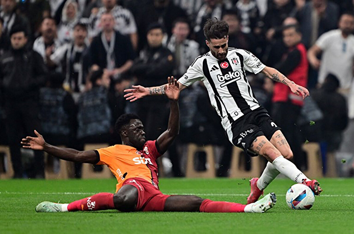 Hakan Çalhanoğlu'nun da formasını giydiği Milano kulübü, Portekizli yıldızı kadrosuna katmak isterken siyah beyazlı yönetimin bu konudaki tavrı merakla bekleniyor.<br>