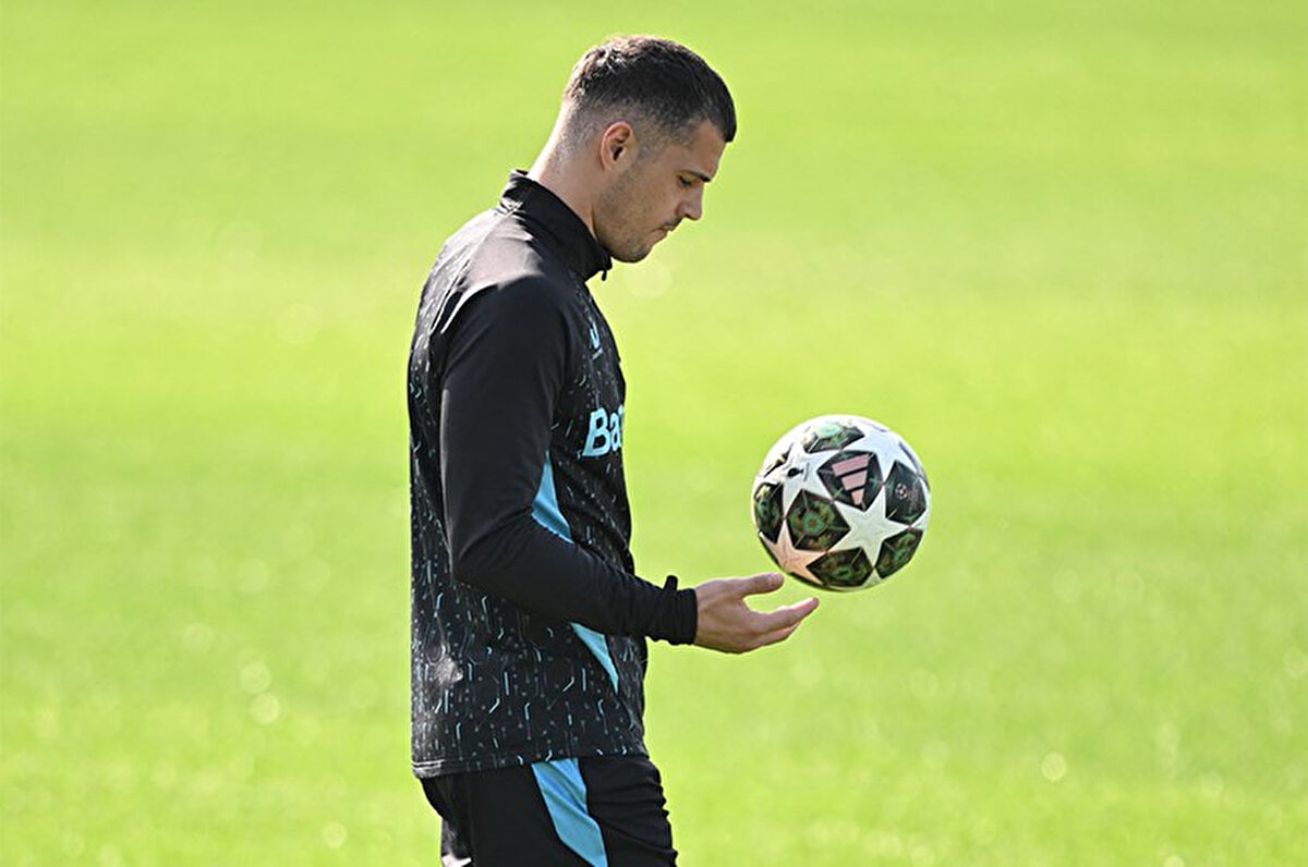 Sabah gazetesinde yer alan haberde Galatasaray'ın Bayer Leverkusen forması giyen Granit Xhaka'yla temasa geçtiği ve olumlu geri dönüş aldığı belirtildi.<br>