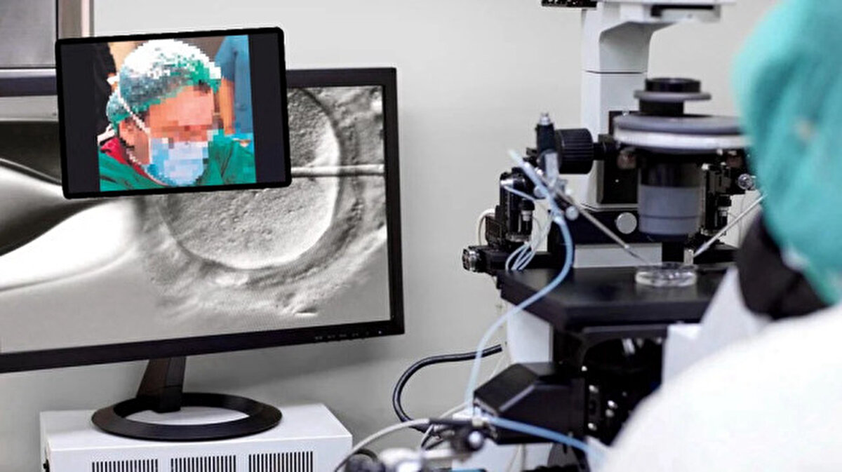 Kuryeyle gönderilen ilaçlar<br><br>İddiaya göre, söz konusu klinik genç kadınlara “genel kontrol” ya da “yumurta dondurma” gibi işlemler bahanesiyle ulaşarak hormon ve yumurta artırıcı ilaçları kurye aracılığıyla evlerine gönderdi.<br><br>Sabah'ta yer alan habere göre; İlaçları yaklaşık iki hafta boyunca kullanan kadınlar, daha sonra yurt dışındaki tüp bebek merkezlerine yönlendirilerek burada yumurtalarının satışı gerçekleştirildi. Kadınlara, elde edilen yumurta sayısına göre 20 bin ila 40 bin lira arasında ödeme yapılacağı vaat edildi.