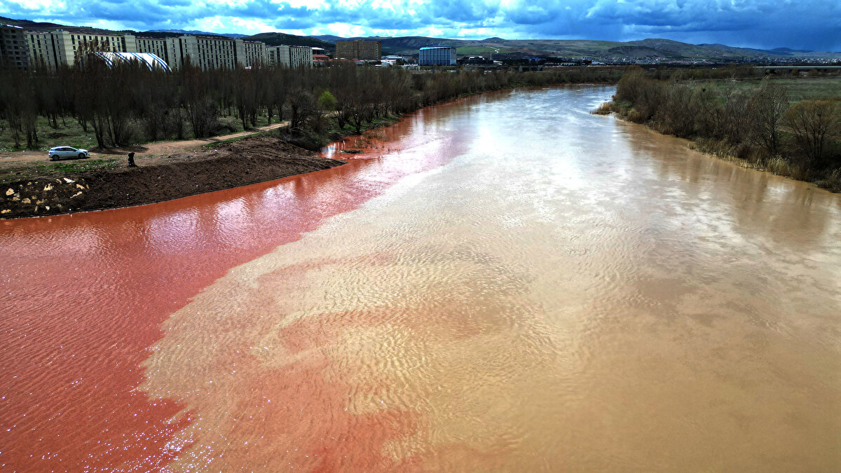 Erozyon uyarısı<br><br>Suyla giden toprağın erozyona uğradığını anlatan Dr. Fatih Kartal, "Toprak taşınımı, erozyon; kurak ve yarı kurak bölgeler için bir tehlikedir. Bunların yağmur ve yağışlarla göl ve barajlara taşınması, baraj ve göllerin ömrünü kısaltmaktadır. Ekolojik dengenin bozulmasında da büyük bir etken olmaktadır" diye konuştu.
