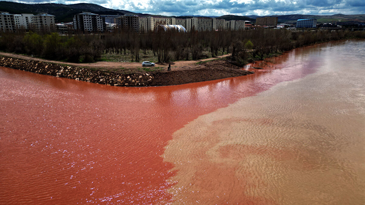 Fadlum Irmağı'ndan gelen jips toprak taşınımı, kırmızı haliyle Cumhuriyet Üniversitesi yerleşkesi yakınında Kızılırmak'a katılıyor. Dronla da görüntülenen renk katılımı dikkat çekiyor.