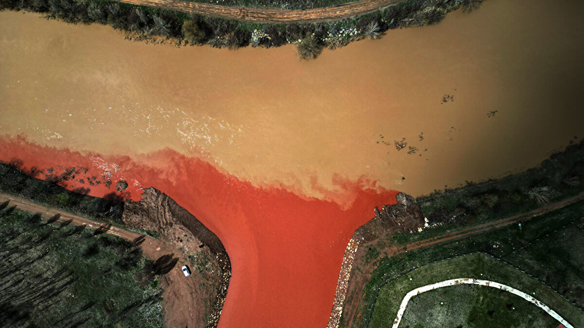 Türkiye'de Sivas sınırlarından doğup, Karadeniz'e dökülen ve 1355 kilometre ile Türkiye'nin en uzun nehri olan Kızılırmak özellikle bahar aylarında kar erimesi ve yağmurların etkisi ile kızıllığa bürünüyor. Taşıdığı toprak nedeni ile bu görüntüyü alan nehrin kızıllığına en çok katkıyı kent merkezinde birleşen kollarından Fadlum Irmağı sağlıyor. 