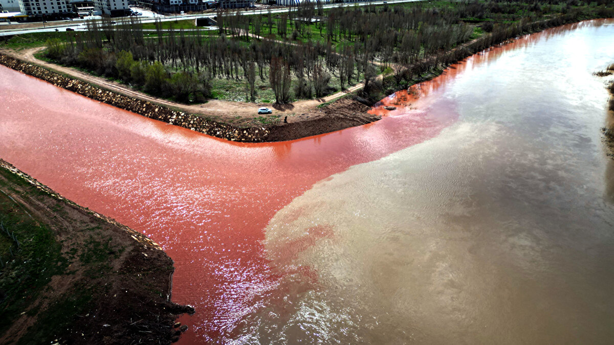 Kalsiyum sülfat kısmi olarak bakıldığı zaman, çözüldüğünde, kırmızı rengi alır. Jipsin yoğun olduğu sahalar, kırmızı renkli topraklar olarak bilinir. İşte bu toprakların dönemsel yağışlarla birlikte özellikle bu Kızılırmak Havzası'na dereler vasıtasıyla taşınmasıyla suyun kırmızı hali almasına sebep oluyor.