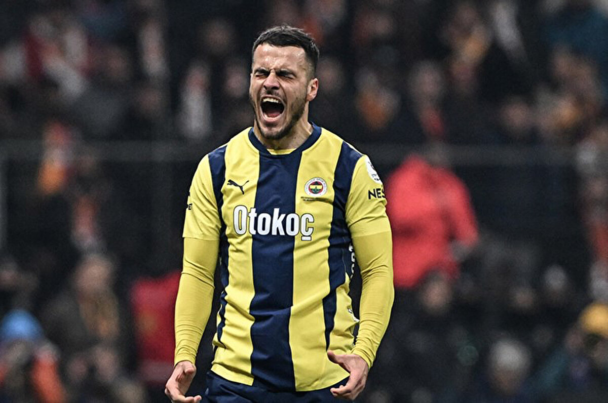 Fenerbahçe'de 29 maça çıkan sol kanat oyuncusu 2 kez fileleri havalandırırken, 7 de asist yaptı.<br>