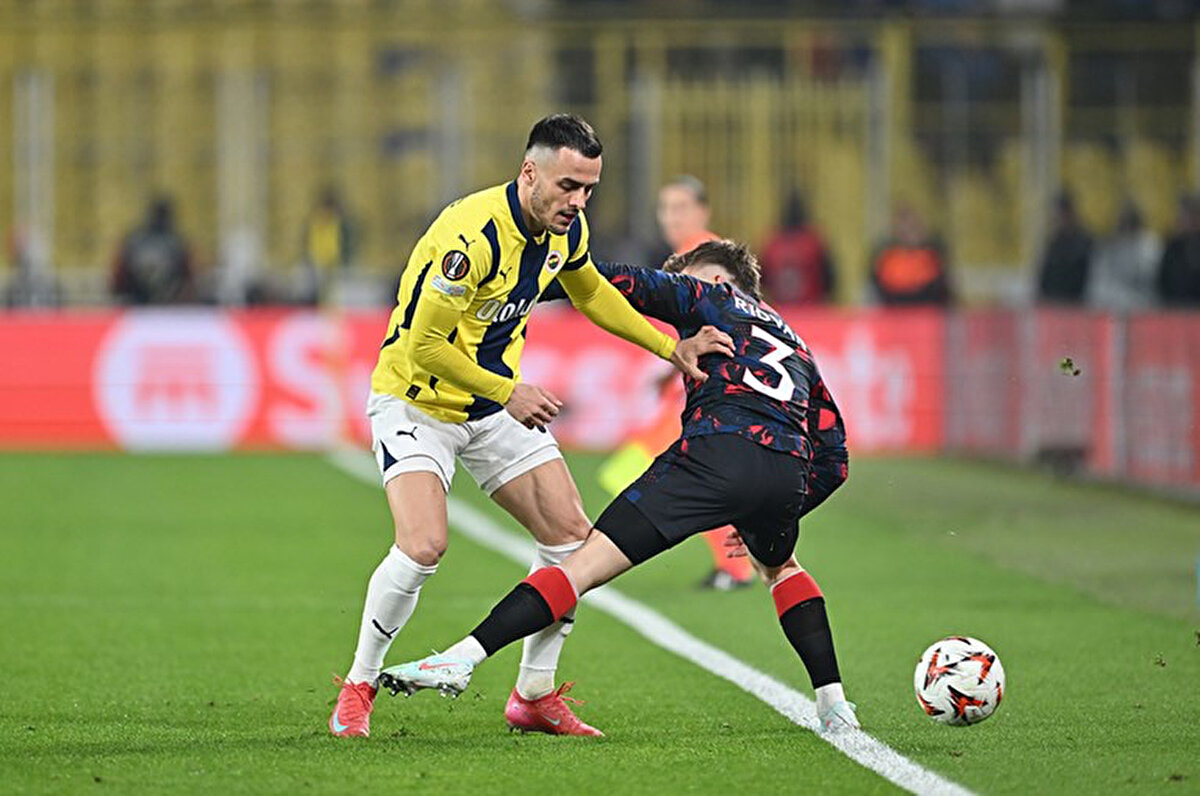 Haberde, satın alma opsiyonu 6 milyon Euro olan Filip Kostic'in birkaç milyon Euro karşılığında kalıcı olarak sarı lacivertli kulübe satılabileceği kaydedildi.<br>