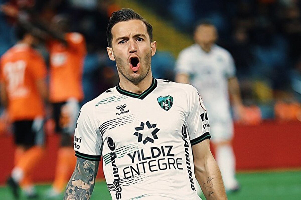 "Türkiye'nin en iyi teknik direktörü Fatih Terim'in, ben Galatasaray'da oynadığım zaman, şampiyonluğu bir golle Yeni Malatyapor maçında kaçırdığımız sezonda şöyle bir açıklaması olmuştu, 'Güçlü olmazsan dokunurlar. Kimi az dokunur, kimi çok dokunur."