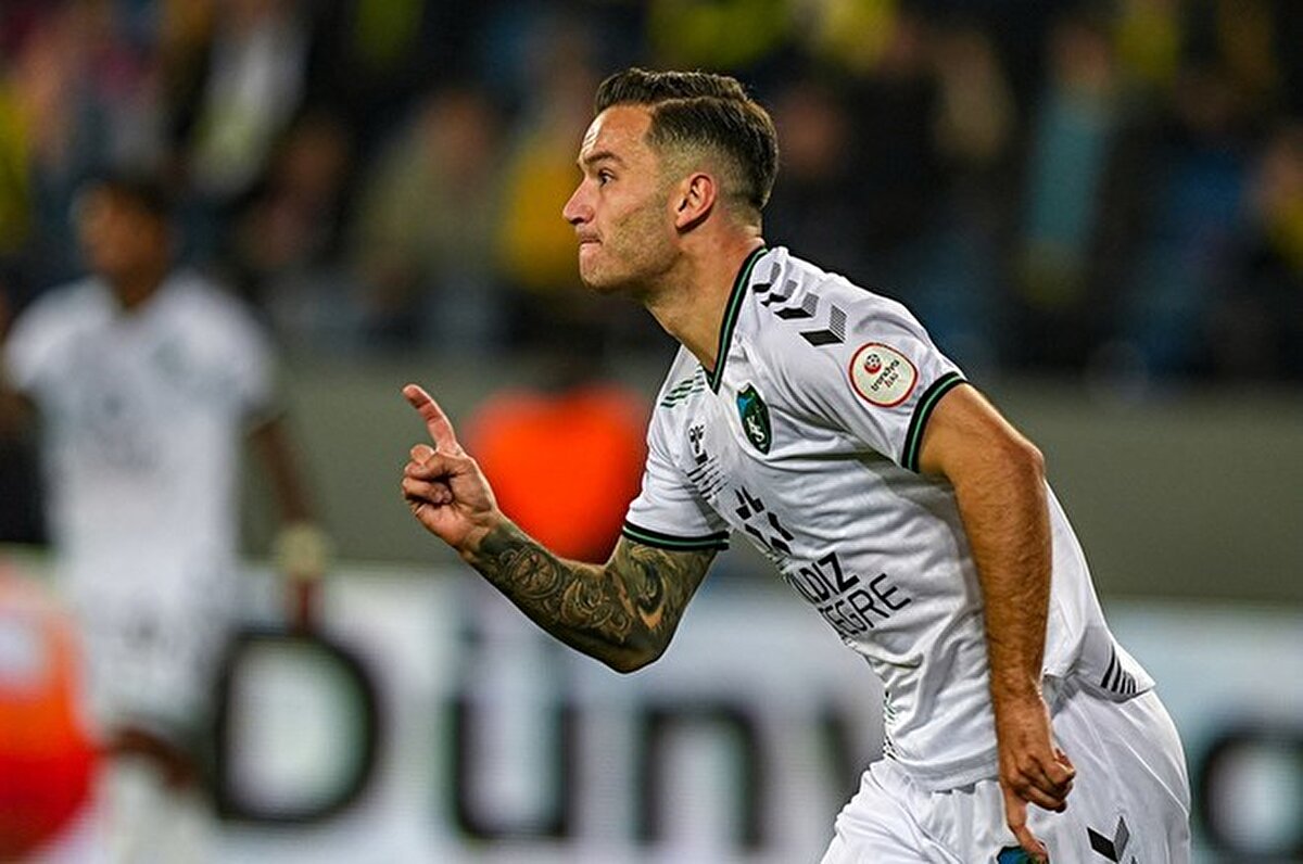 Trendyol 1. Lig'in 34. haftasında lider Kocaelispor, Yeni Malatyaspor'u 7-1 yendi. Yeşil siyahlılar puanını 69 yaptı ve farkı 9'a çıkardı.