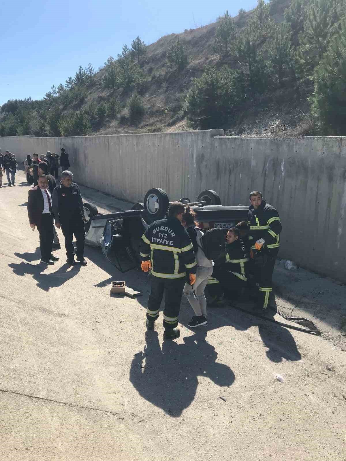 Burdur’dan Antalya yönüne seyreden Sema C. idaresindeki 15 DR 800 plakalı Tofaş marka otomobil, sürücüsünün direksiyon hakimiyetini kaybetmesi sonucu kontrolden çıkarak şarampole devrildi.