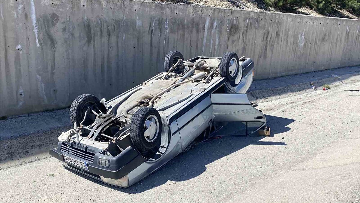 İtfaiye ekiplerince araçtan çıkarılan yaralılar sağlık ekiplerinin ilk müdahalesinin ardından ambulansla Burdur Devlet Hastanesi’ne kaldırıldı.