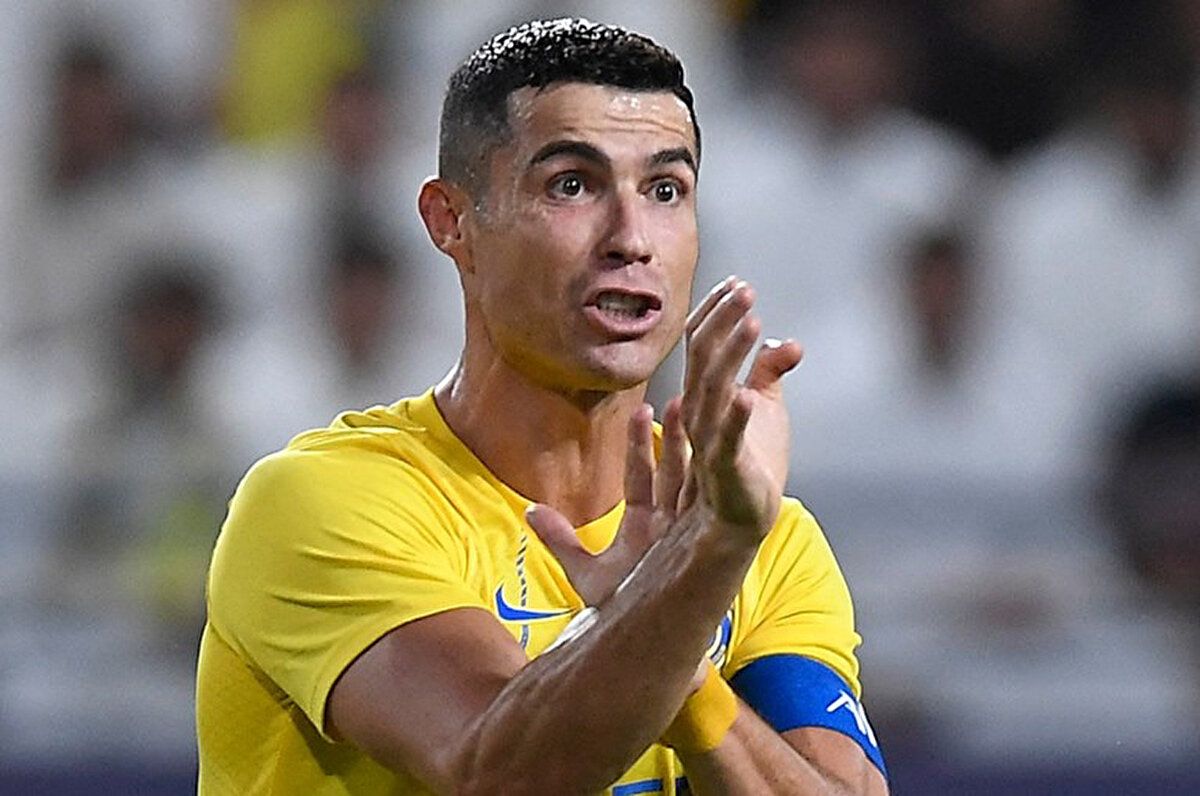 Al-Nassr'dan senelik 200 milyon euro kazanan Ronaldo'nun yeni ücretine dair bir detay verilmedi. Ancak geçtiğimiz aylarda çıkan haberlerde Portekizli yıldızın yıllık maaşında bir değişim olmayacağı öne sürülmüştü.<br>