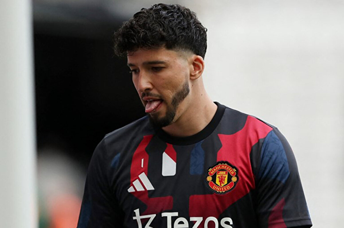 Altay Bayındır'a da değinen Volkan Demirel, "Ben Altay'ın da çok iyi bir kaleci olduğunu düşünüyorum. Bence artık oralarda kalmadı, Türkiye'ye dönmesin" şeklinde konuştu.<br>