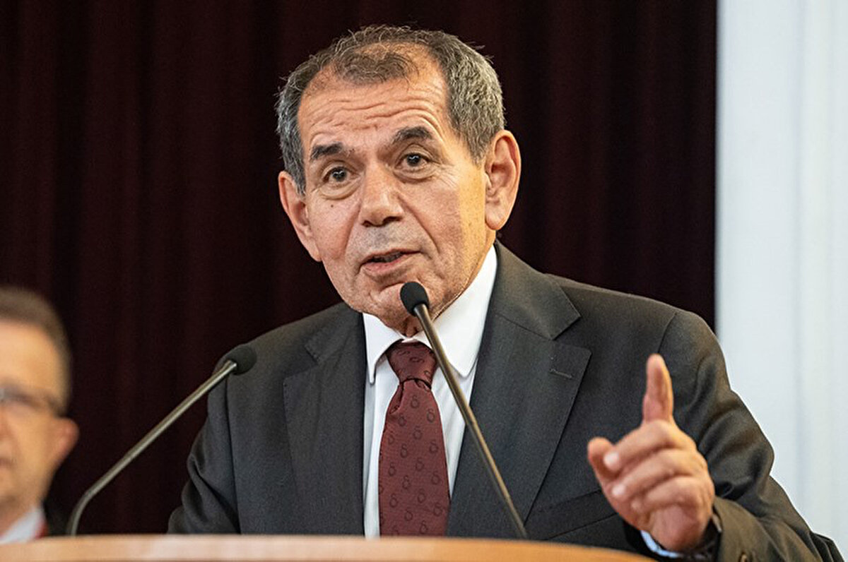 Tesisleşme, olmazsa olmazımız bizim. Bir spor kulübüysek, bunun gereğini yapıp Türk insanını, Türkiye'yi yurt dışında gururlandırmak istiyorsak, herkesin sevineceği başarılara adım atmak istiyorsak tesisleri yapmamız lazım. Bunun için ben ve arkadaşlarım büyük bir çaba sarf ediyoruz. Futbol tesislerimiz, modern şekliyle... Görmenizi istiyorum. Bir olursak neler yapabileceğimizin bir göstergesi orada duruyor. Hakikaten bize çok yakıştı. Öyle düşünüyorum. Sıra geldi salon sporlarına... Salon sporları için, altyapı için salon aramaktan, yüzmeyi judoyu nerede yapalım düşüncesinden sıyrılmamız lazım. Hep beraber Galatasaray'a yapacağımız en büyük hizmet, yönetimleri destekleyerek tesisleşmeyi tamamlamaktır. Bunun için elimizde un var şeker var, helvayı yapmamız lazım. Galatasaray'ın önümüzdeki yüzyıllarını bugünden hazırlamalıyız.<br>