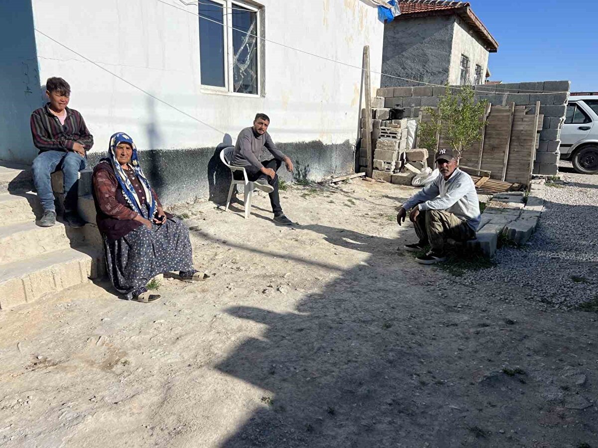 Babaanne fenalık geçirdi<br><br>Torunu Uğur Şan’ın selasını duyarak fenalık geçiren babaanne Fatma Şan, "Olay günü saat 1 buçuk veya 2 aralarıydı. Oturuyorduk, biz yabancı zannettik. Haydar oğlu Uğur Şan vefat etmiş deyince benim huzurum gitti, benim orada kalbim sıkıştı, ölecektim, suyla ayılttılar beni. Evladım, Haydar oğlu Uğur Şan ölmüş deyince dişim kilitlendi, kalp hastasıyım, benim çoluğum çocuğum yüzüme su döktü, beni ayılttı. Ben sonuna kadar davacıyım" diye konuştu.