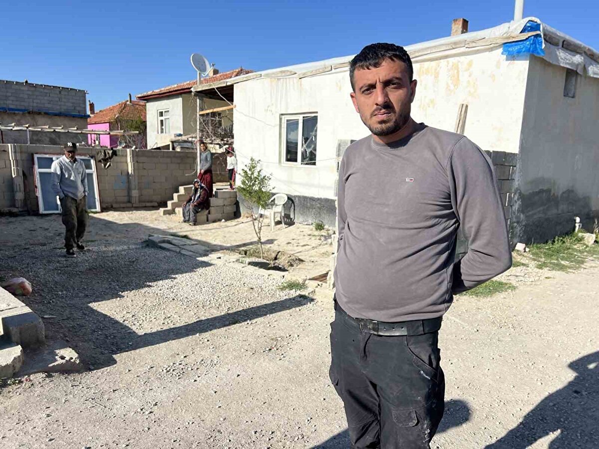 "Beni öldü diye selamı verdirmişler. Ben ölmedim, ayaktayım"<br>Mahallede kendi selasının verildiğini anlatan Uğur Şan, "Beni öldü diye mahalle camisinde selamı verdirmişler. Ben ölmedim, ayaktayım. Kahrolsun o düşman beni öldüremedi. Benim annem babam hasta kalp hastası. Komşularım ayaklandı geldi evimize, öldü diye hepsi ayaklandı buraya geldiler. Çıktım ‘ben ölmedim’ diye şaşırdılar. Ben hortlak görmüş gibi hepsi geriye kaçtı. Ben hortlamadım arkadaşlar, ölmedim" dedi.