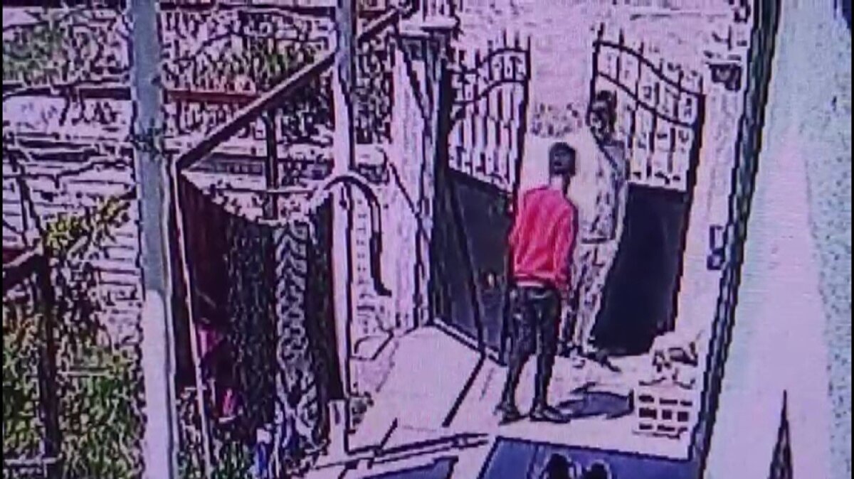 Olay, geçtiğimiz pazartesi günü öğle saatlerinde merkez Meram ilçesi Ali Ulvi Kurucu Mahallesinde meydana geldi. Edinilen bilgiye göre, Ramazan Bahçeci Camisine gelen 13-14 yaşlarındaki iki çocuk, mahalle sakinlerinden 28 yaşındaki Uğur Şan’ın vefat ettiğini ve adına sela okunması için ellerindeki kağıdı imama uzattı. <br><br>Camide görevli imam ise, çocukların verdiği bilgi üzerinde Uğur Şan’ın selasını vererek ismi anons etti. Sela ile beraber ismi duyan yakınları ve mahalle sakinleri Uğur Şan’ın evine gitti. Evinin önündeki kalabalığı görünce yanlarına gelen Şan’ı gören yakınları şaşkınlıklarını gizleyemedi. Toplanan kalabalığa ‘Ben ölmedim’ diyen Uğur Şan, camiye giderek imamdan bilgi aldı. Caminin güvenlik kameralarını izleyen Şan, imama vefat bilgisini veren çocukların, daha önceden aralarında motosiklet meselesinden husumet bulunan kişilerin yakınlarının çocukları olduğunu belirlemesi üzerine emniyete giderek şikayetçi oldu. Yapılan çalışma sonrası ise 13 yaşındaki A.T. ve 14 yaşındaki Y.K. yakalandı. İfadeleri alınan çocuklar haklarında işlem başlatıldıktan sonra serbest bırakıldı.