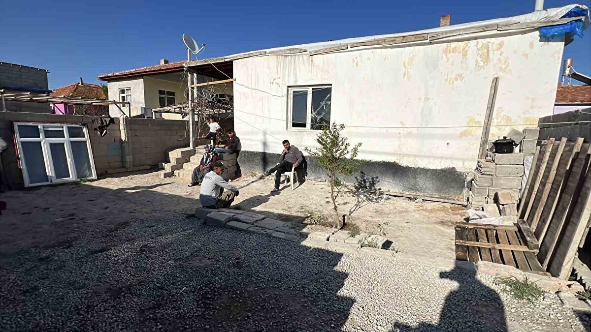 Selayı duyup yakınlarının fenalık geçirdiğini anlatan Şan, "Gelen komşularım, annem, babam, yakınlarım rahatsızlanarak fenalık geçirdi. Karım hastanelik oldu, öldü diye benim hakkımda bir sürü muhabbet oldu. Ninem var o kötü olmuş. Bu şekilde olmaz. Devletten beni güvence altına almasını istiyorum. Benim canım tehlikede. Benim canımın korunmasını istiyorum. Bunun sonu kötü olacak. Ölmeyen insanın selasını vermek nedir. Ölmeyen insanın selası mı olur. Ben ayaktayım, ölmedim. Allah’tan başka da kimse beni öldüremez. İnsanoğlunun buna gücü yetmez. Benim ilk defa başıma geldi, öldü diye sela verdirilmek. Ben devlete sığınıyorum. Benim kimseye kan davası, husumetim yok. Bunlar bana husumet besliyor. Benim ailem, yakınlarım gerçekten kötü oldu. Berbat duruma geldi. Böyle bir şey yok. Ölmeyen insanın selası mı verilir. İş yerindeki arkadaşlarım hepsi beni arıyor. Telefonlar susmuyor, evimin önü akrabaların hepsi buraya geldi. Çoğu fenalaştı, hastaneye kaldırıldı. Bunların vebalini kim verecek. Devletimizden bu adamların benden uzaklaştırılmasını istiyorum. Hakkında da suç duyurusunda bulunuyorum, şikayetçiyim baştan sona. Bu adamların cezasının verilmesini istiyorum" şeklinde konuştu.