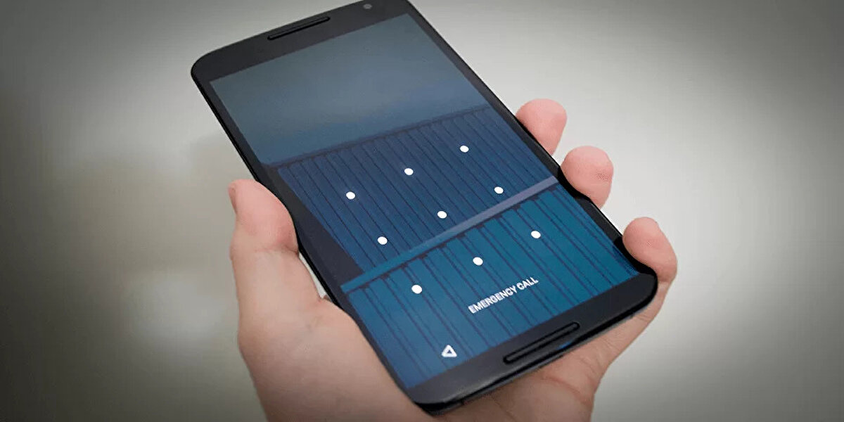 Android işletim sistemi, kullanıcı verilerini daha güvenli hale getirmek için yeni bir güvenlik özelliğini devreye alıyor. Google Play Hizmetleri’nin en son güncellemesiyle birlikte Android telefonlar, üç gün boyunca kilidi açılmazsa otomatik olarak yeniden başlatılacak.